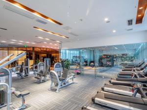 ein Fitnessstudio mit Laufbändern und Ellipsentrainern in der Unterkunft Pullman Guiyang in Guiyang