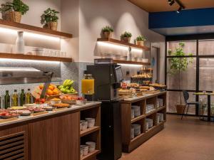 eine Küche mit einem Buffet, auf dem Speisen ausgestellt sind in der Unterkunft Ibis Styles Zaragoza Centro in Saragossa