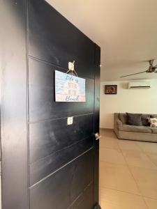 a door in a living room with a sign on it at Departamento Conjunto Mirador in Santa Cruz Huatulco
