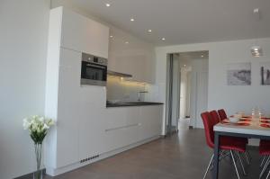 
A kitchen or kitchenette at 4B @ Longchamp
