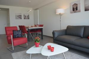 - un salon avec un canapé, des chaises et une table dans l'établissement 4B @ Longchamp, à Ostende