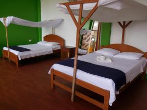 เตียงในห้องที่ Tambopata Hostel