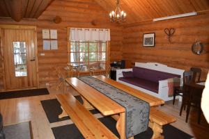 a living room with a bench and a couch in a cabin at Maatilamatkailu Peräkangas in Ojutkangas
