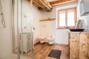 A bathroom at Maso del Fieno Chalet con Sauna e Vista sulle Dolomiti Még 37 kép