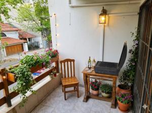 a balcony with a table with a laptop and plants at Avellaneda in Mendoza