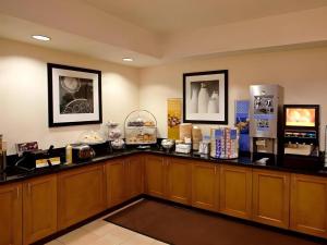 a lobby with a counter with a refrigerators and a refrigerator at Flagstaff Hotel in Flagstaff