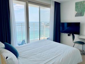 a bedroom with a large bed and a large window at 양양 죽도해변호텔 오션뷰스테이 일출뷰 바다뷰 힐링뷰 낭만뷰 넷플릭스완 in Saetchak