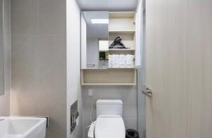 a small bathroom with a toilet and a sink at 양양 죽도해변호텔 오션뷰스테이 일출뷰 바다뷰 힐링뷰 낭만뷰 넷플릭스완 in Saetchak +20 photos