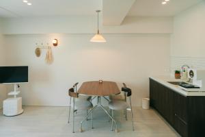 a kitchen with a table and chairs in a kitchen at 버터인 강릉역 중앙시장 월화거리 교리단길 도보 10분 in Gangneung