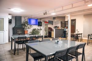 a large room with a table and chairs and a kitchen at Casa Dumitrescu in Năvodari