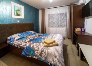 a small bedroom with a bed and a window at Casa Dumitrescu in Năvodari