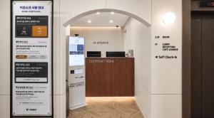 an entrance to an office with a desk and a counter at 에이치에비뉴 상주터미널점 in Sangju