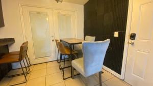 a kitchen with a table and chairs in a room at Tree bedrooms in Salt Lake City