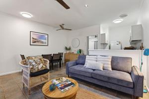 ein Wohnzimmer mit Sofa und Tisch in der Unterkunft Shell Escape in Broome