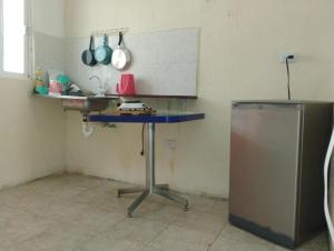 a kitchen with a blue table and a sink at Linda Vista Garden Cancun, Privado con AC y WiFi Cerca de Transporte a Zona Hotelera in Cancún