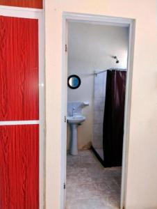 a bathroom with a sink and a toilet and a mirror at Linda Vista Garden Cancun, Privado con AC y WiFi Cerca de Transporte a Zona Hotelera in Cancún +5 photos