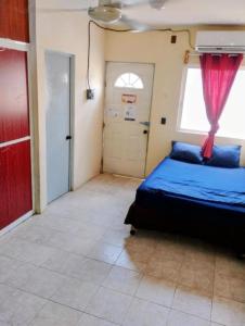 a bedroom with a bed and a window and a door at Linda Vista Garden Cancun, Privado con AC y WiFi Cerca de Transporte a Zona Hotelera in Cancún