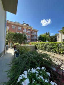 a garden with flowers in front of a building at Fusa e Barbera in Asti