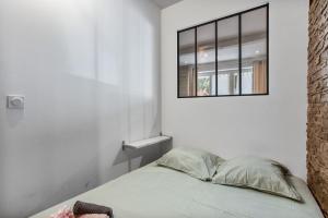 a bedroom with a bed and a mirror on the wall at Le Loft 11 Draguignan in Draguignan