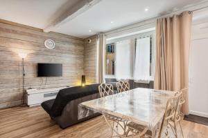 a living room with a table and a couch at Le Loft 11 Draguignan in Draguignan