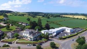 een luchtzicht op een groot huis en een straat bij The Devon Hotel in Exeter