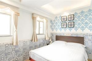 a bedroom with blue and white wallpaper and a bed at Hou Kong Hotel in Macau +81 photos
