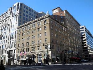 un grande edificio su una strada cittadina con edifici di Hotel Harrington a Washington