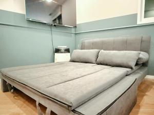 a large bed in a room with a blue wall at Hotel Yaja Gwangalli in Busan +106 photos