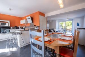 a dining room and kitchen with a table and chairs at Gîte de l'escapade in Rieutort