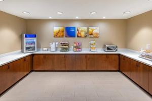 a waiting room at a fast food restaurant with aasteryasteryasteryasteryasteryastery at Comfort Suites Midland West in Midland