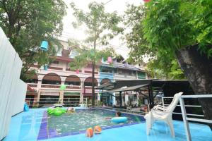 สระว่ายน้ำที่อยู่ใกล้ ๆ หรือใน OYO 1163 Eden Hostel