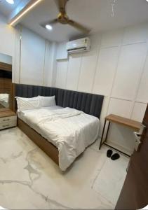 a bedroom with a bed and a ceiling fan at Hotel elora 