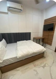 a bedroom with a bed and a television in it at Hotel elora 