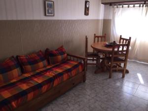 1 dormitorio con cama, mesa, mesa y sillas en Departamento Bellavista Frente al Mar en Miramar