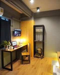 an office with a desk and a computer in a room at Poonpun Pet Friends Poshtel in Chanthaburi