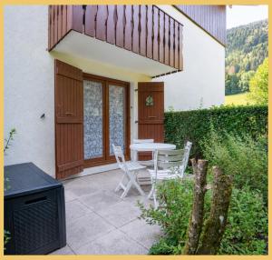a patio with a table and chairs and a grill at Chez Sebastien I Studio I Bernex in Bernex