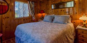 Кровать или кровати в номере Tashi's Cabin