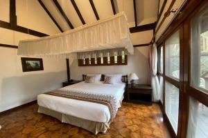 a bedroom with a large bed in a room at Phuingfah in Ban Tai