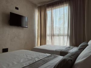 a hotel room with two beds and a window at Casa Mayab in León
