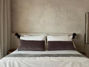a bed with two pillows on top of it at Casa Mayab in León +6 photos