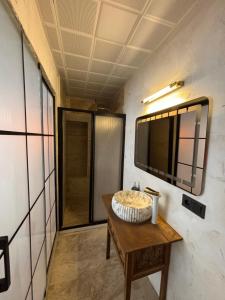 a bathroom with a sink and a mirror on a wall at Kasri Reyyan in Mardin