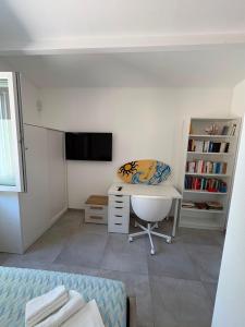 a white room with a desk and a tv at Blue Sky Sardinia in Sorso
