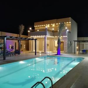 a swimming pool in front of a building at night at تجريبي in Şan‘āʼ