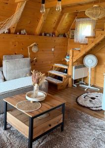 ein Wohnzimmer mit Sofa und Tisch in der Unterkunft Monte Casa Sarajevo in Šuštići