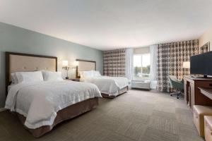 a hotel room with two beds and a television at Hampton Inn Bartow in Bartow +32 photos
