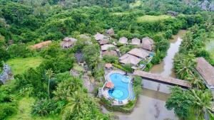 een luchtzicht op een resort met een rivier bij Santi Mandala Villa & Spa in Sukawati