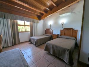 a bedroom with two beds and a window at Hotel Alfonso VIII in Santa Elena +87 photos