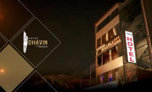 un edificio con un cartel en su costado por la noche en Hotel Chavin Señorial Trujillo, en Trujillo