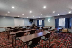 a classroom with desks and chairs and a whiteboard at Quality Inn Austintown-Youngstown West in Youngstown +48 photos