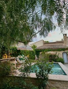 a swimming pool in front of a house at Le Numéro 10 in Bernis